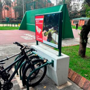 MODULO EN CONCRETO TIPO BICICLETERO CON PANEL DE INFORMACIÓN